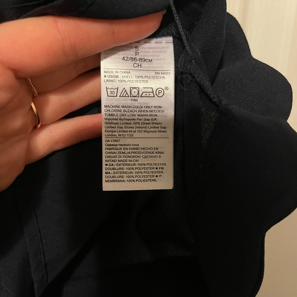 Banana Republic- scalloped tank - NWOT - Picture 4 of 4